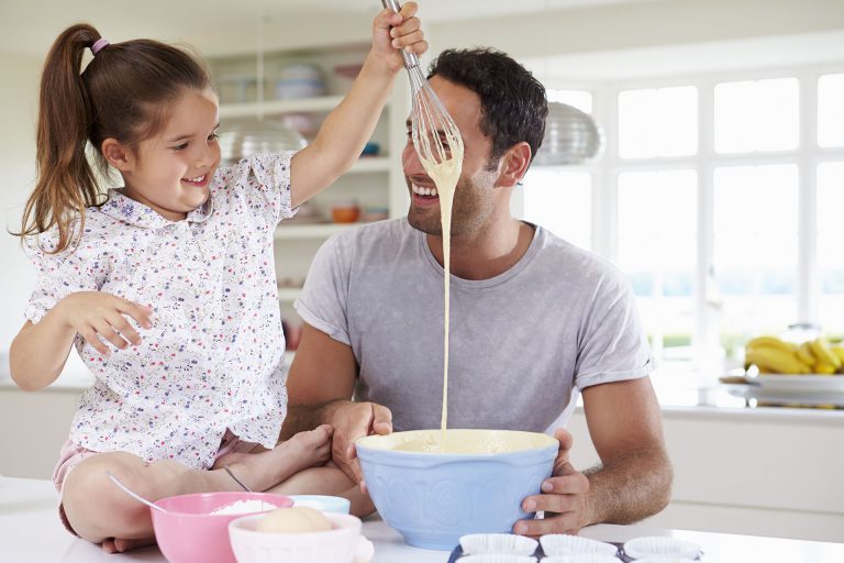 Vater und Tochter backen gemeinsam einen Kuchen