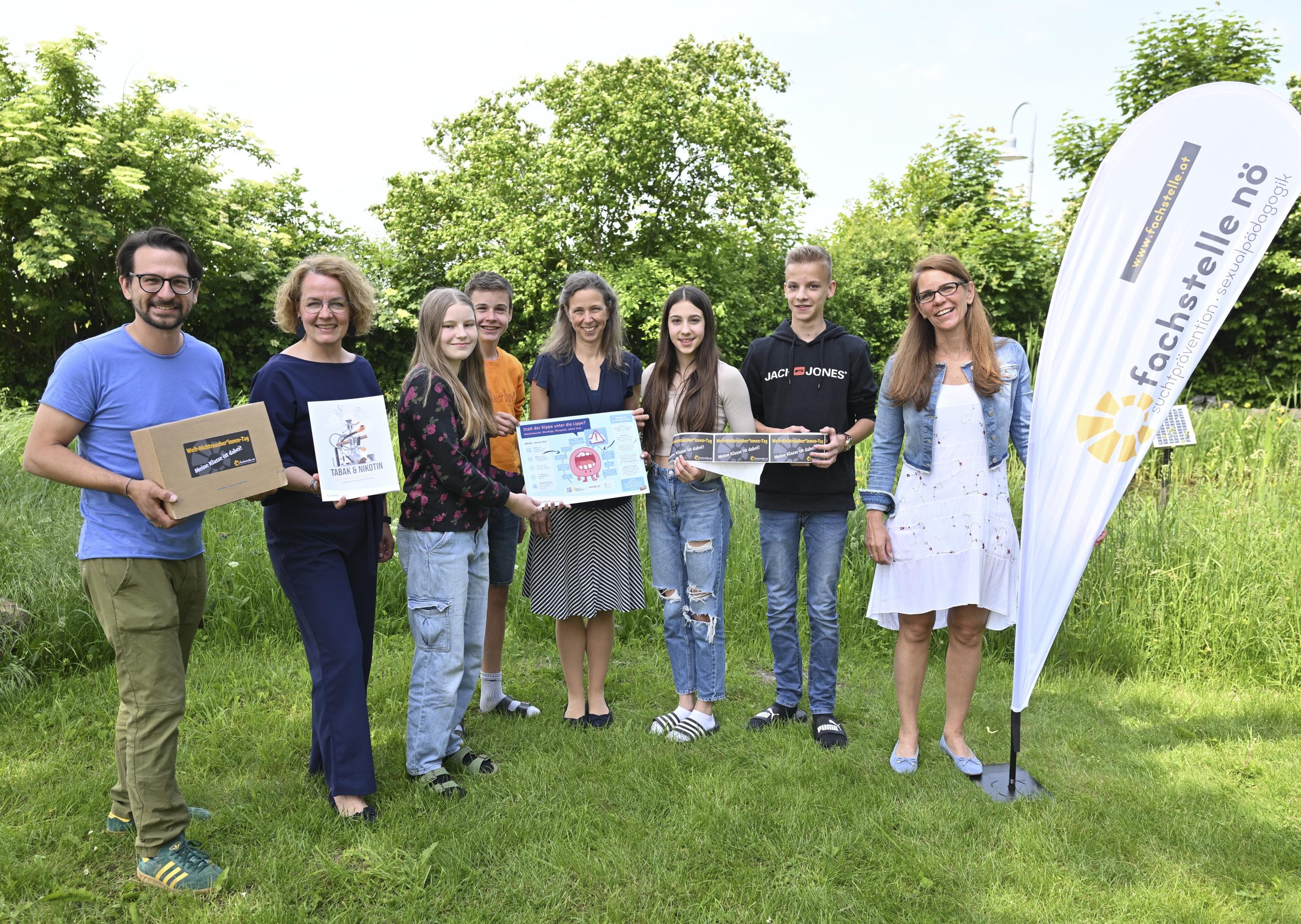 (v.l.n.r.): ÖKO Mittelschule Pottenbrunn Direktor Michael Lahnsteiner, Jugend-Landesrätin Christiane Teschl-Hofmeister, Eva Golembiowski, Florian Berger, Abteilungsleiterin Suchtprävention der Fachstelle NÖ Angela Riegler-Mandić, Sonja Toth, Josef Brandstetter und Geschäftsführerin und Suchtkoordinatorin NÖ Ursula Hörhan Foto Copyright: NLK Filzwieser