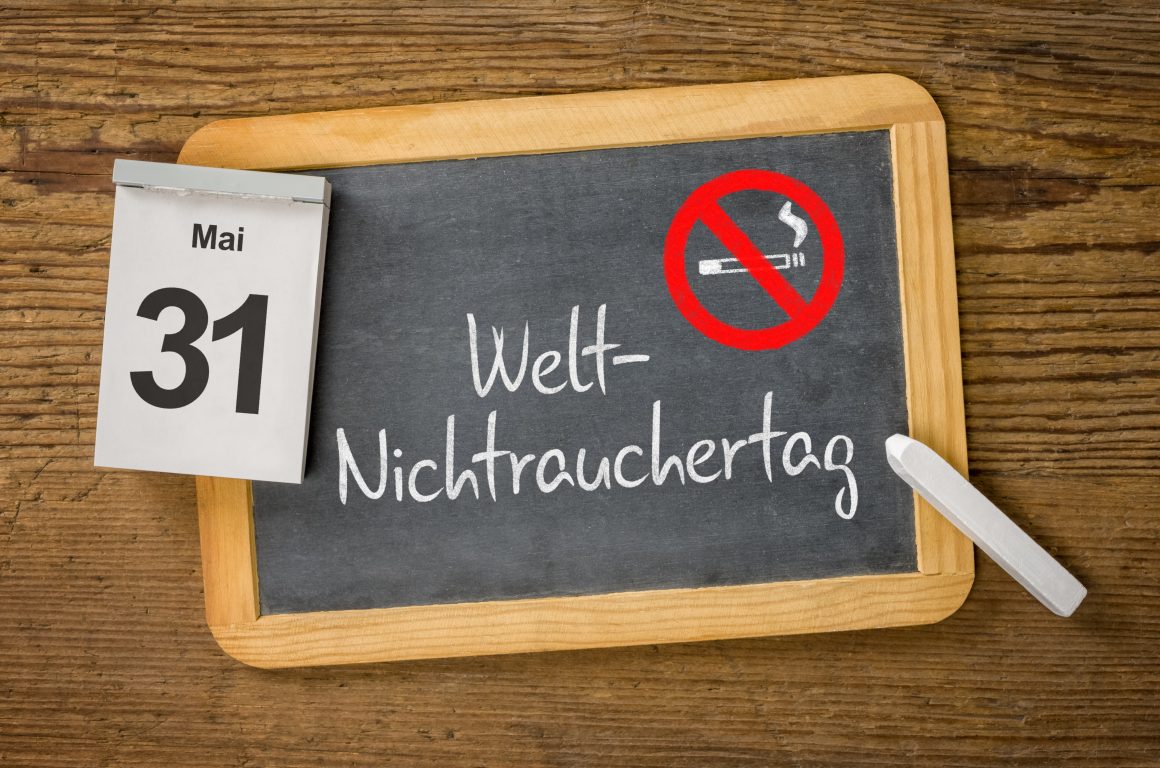 Schiefertafel mit der Aufschrift Weltnichtraucher*innen-tag auf dem ein Kalenderblatt mit 31.Mai liegt
