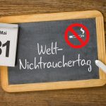 Schiefertafel mit der Aufschrift Weltnichtraucher*innen-tag auf dem ein Kalenderblatt mit 31.Mai liegt