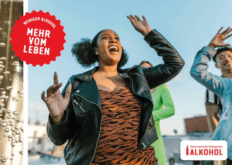 Junge Frau feiert und hat Spaß