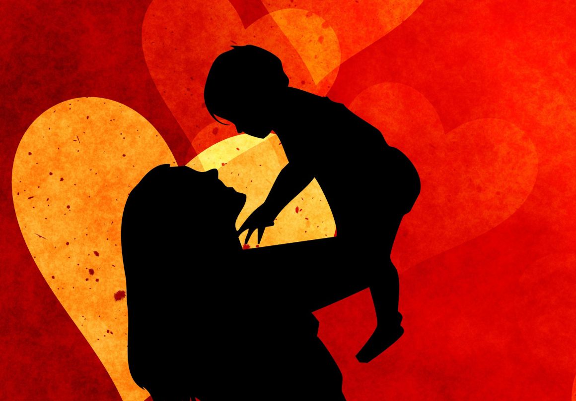 shilouetten einer Mutter, die ihr Kind in den Himmel hält. Der Hintergrund ist rot und es sind Herzen in Orangetönen im Hintergrund sichtbar