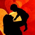 shilouetten einer Mutter, die ihr Kind in den Himmel hält. Der Hintergrund ist rot und es sind Herzen in Orangetönen im Hintergrund sichtbar