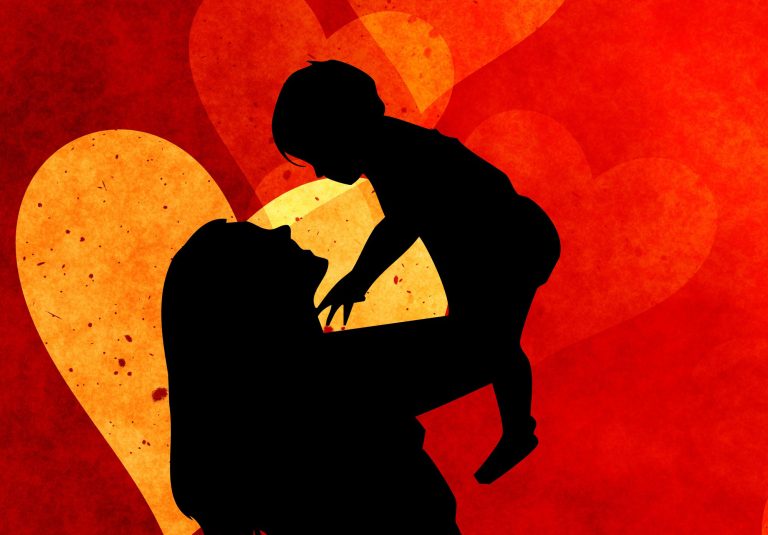 shilouetten einer Mutter, die ihr Kind in den Himmel hält. Der Hintergrund ist rot und es sind Herzen in Orangetönen im Hintergrund sichtbar