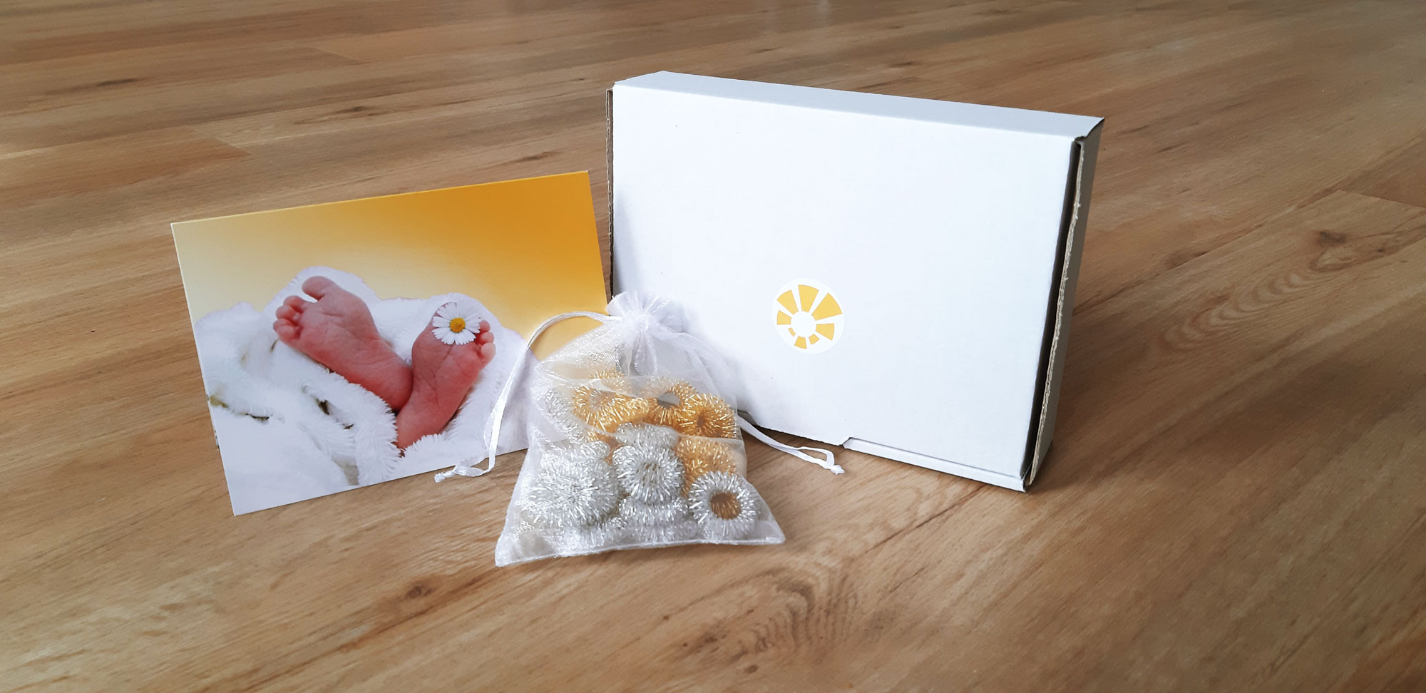 GiveAways_Hebammen_2025-web Jede Teilnehmerin bekam als Unterstützung für ihrer Arbeit Duftkarten mit Tipps, Finger-Massageringe und viele wertvolle Informationen.