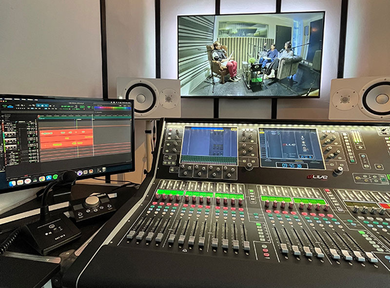 Hier sieht man das Aufnahmestudio von Steinhof, in dem der Podcast aufgenommen wurde.