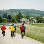 Menschen in der Pension beim Radfahren