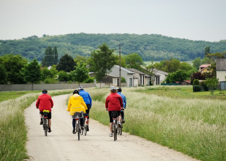 Menschen in der Pension beim Radfahren