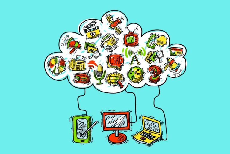 Die Illustration zeigt drei digitale Geräte (Tablet, Monitor und Laptop) sind mit einer gemeinsamen Sprechblase verbunden, in der kleine Symbole wie Radio, WLAN.Signal, Megafon, Satellit, Zeitung, Fernsehen, Weltkugel, Lupe, Smartphone, .) drinnen hat - Designed by macrovector / Freepik